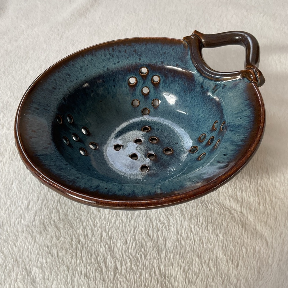 TB Pots Maine Studio Pottery Berry Bowl Colander Blue Drip Glaze 7” Handmade - Picture 2 of 11